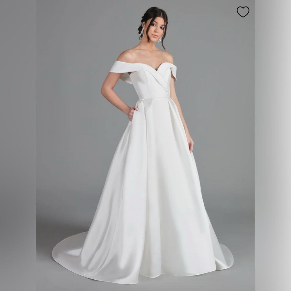 Elegant Strapless White Evening Dress (Brand New!!!!)